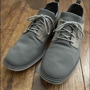 Men’s grey/taupe lightweight dress shoes.